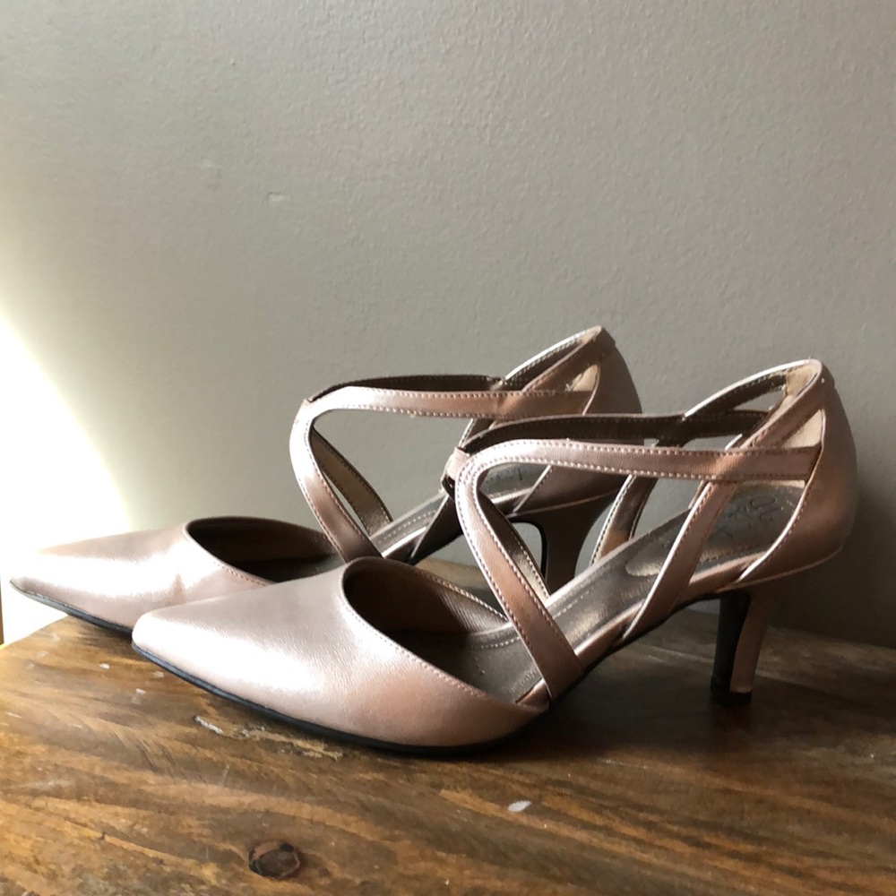 Cute dress shoes, low heel, rose gold